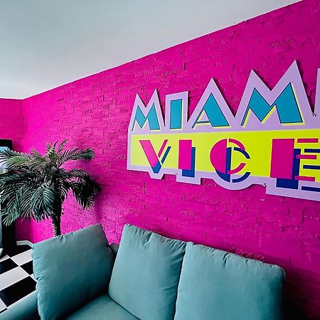 Capsule Miami Vice - Jacuzzi - Billard - Ecran Cinema & Netflix - Ping-Pong - Nintendo & Jeux- ليفين المظهر الخارجي الصورة