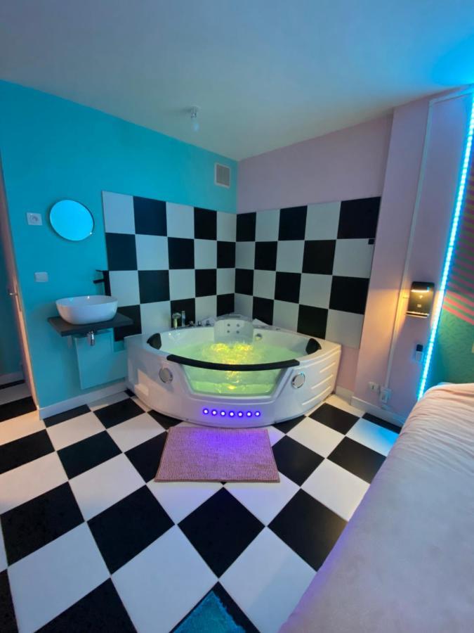 Capsule Miami Vice - Jacuzzi - Billard - Ecran Cinema & Netflix - Ping-Pong - Nintendo & Jeux- ليفين المظهر الخارجي الصورة