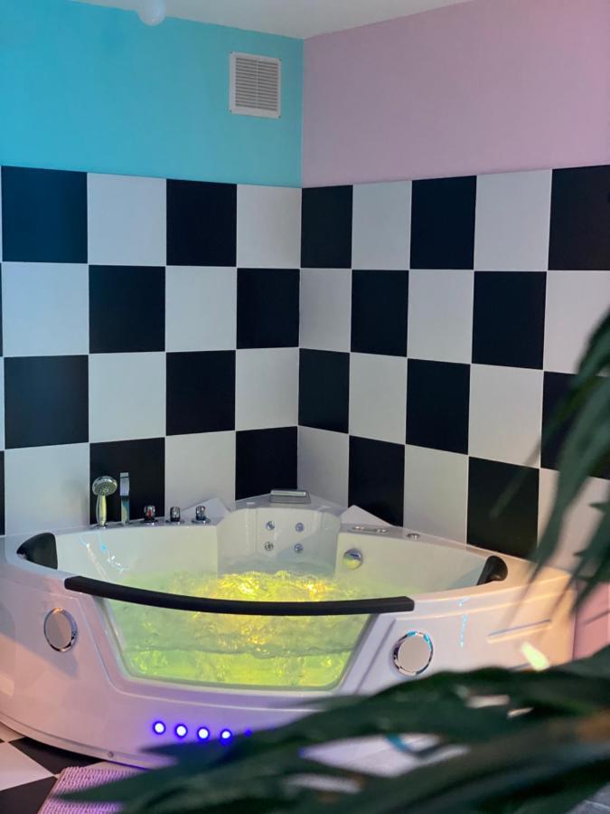 Capsule Miami Vice - Jacuzzi - Billard - Ecran Cinema & Netflix - Ping-Pong - Nintendo & Jeux- ليفين المظهر الخارجي الصورة