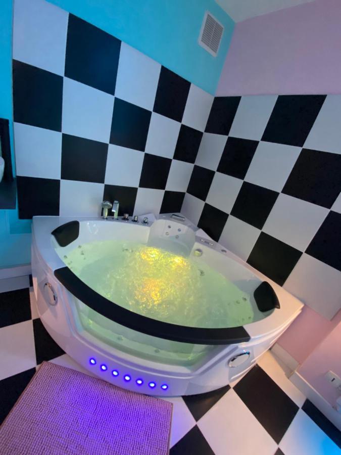 Capsule Miami Vice - Jacuzzi - Billard - Ecran Cinema & Netflix - Ping-Pong - Nintendo & Jeux- ليفين المظهر الخارجي الصورة