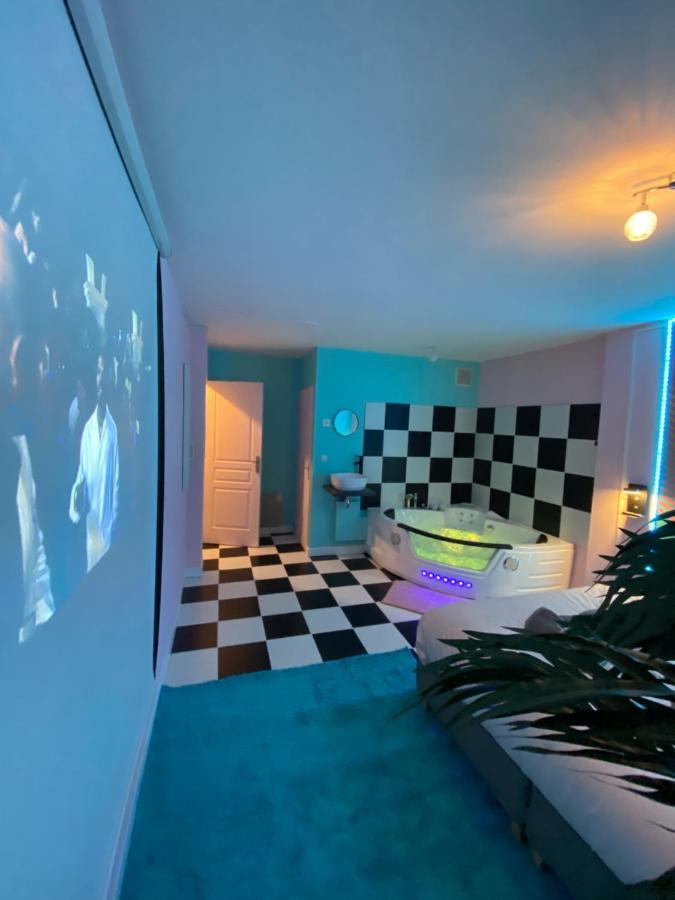 Capsule Miami Vice - Jacuzzi - Billard - Ecran Cinema & Netflix - Ping-Pong - Nintendo & Jeux- ليفين المظهر الخارجي الصورة