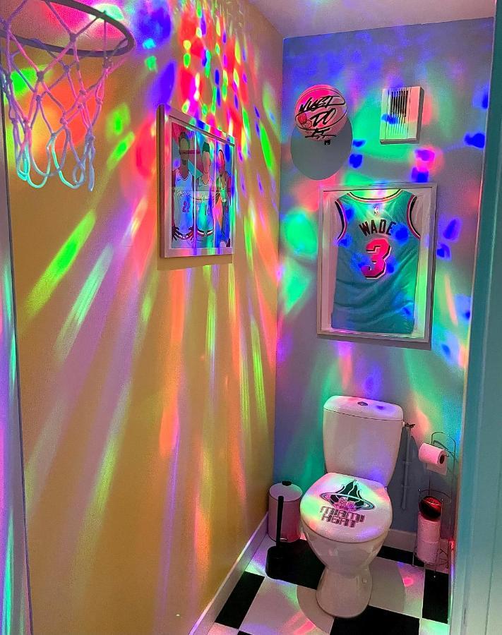 Capsule Miami Vice - Jacuzzi - Billard - Ecran Cinema & Netflix - Ping-Pong - Nintendo & Jeux- ليفين المظهر الخارجي الصورة