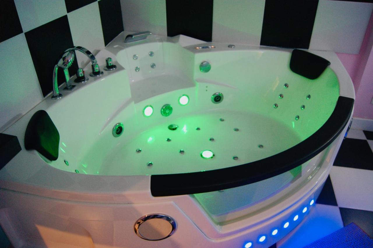 Capsule Miami Vice - Jacuzzi - Billard - Ecran Cinema & Netflix - Ping-Pong - Nintendo & Jeux- ليفين المظهر الخارجي الصورة