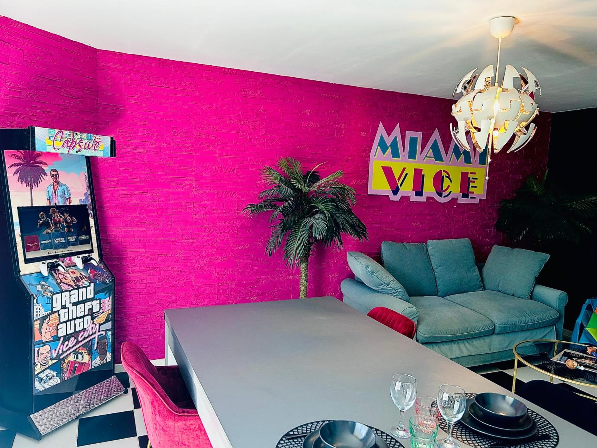 Capsule Miami Vice - Jacuzzi - Billard - Ecran Cinema & Netflix - Ping-Pong - Nintendo & Jeux- ليفين المظهر الخارجي الصورة